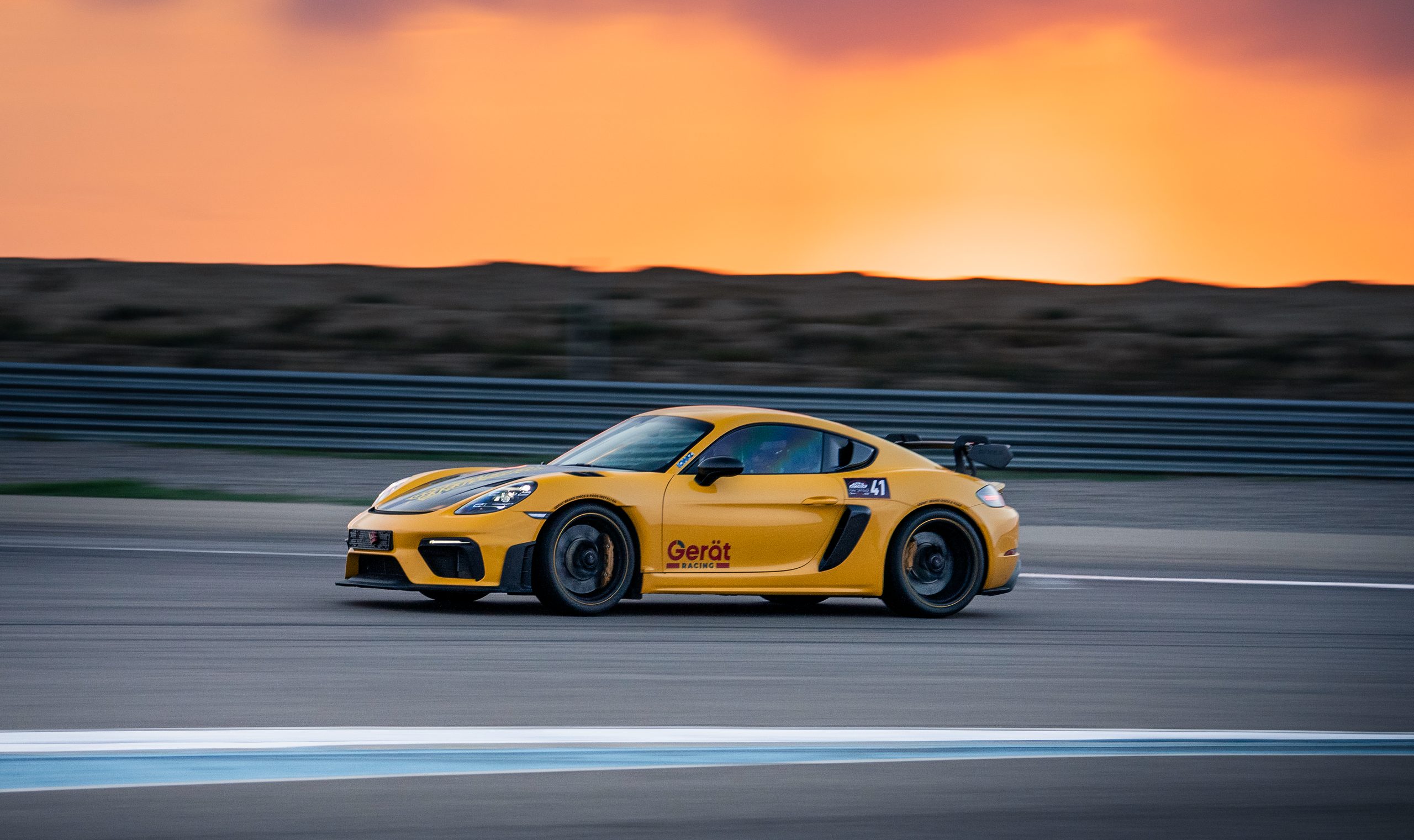 Porsche 718 Cayman GT4 RS Gerät Racing на треке